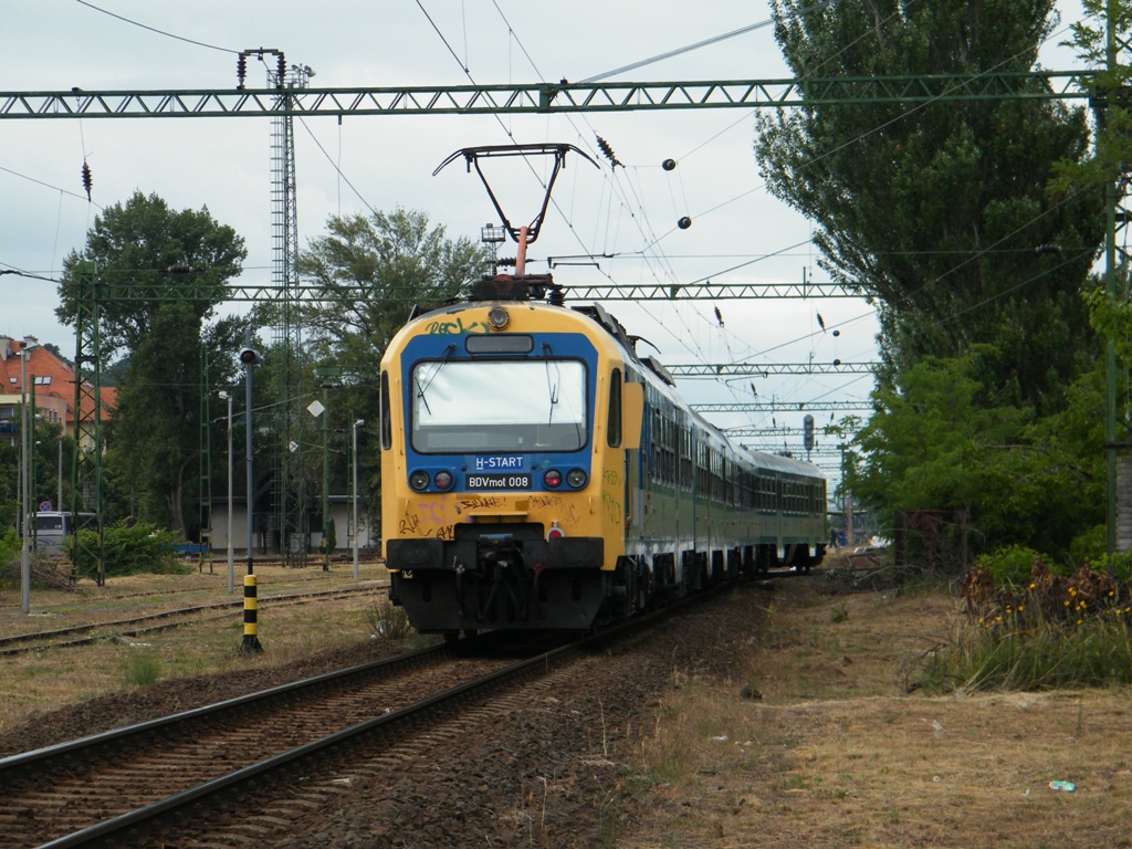BDVmot 008 kommt aus Istvntelek mit einem Leerzug nach Fonyd an, am 26. 06. 2011. 
