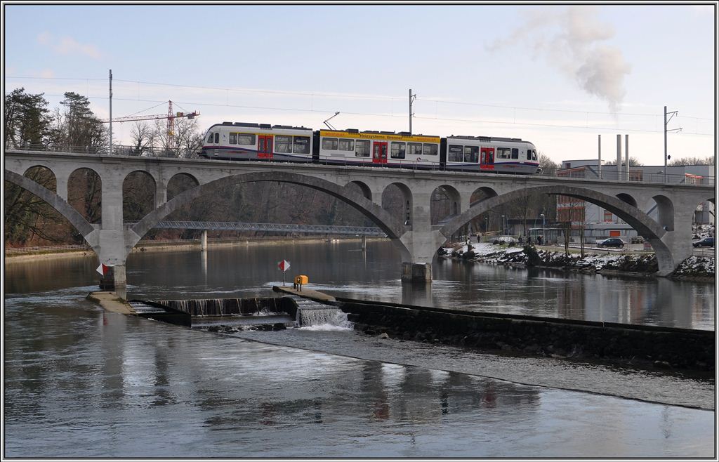 BDWM ABe 4/8  Diamant  von Stadler Rail auf der Reussbrcke in Bremgarten. (28.01.2012)