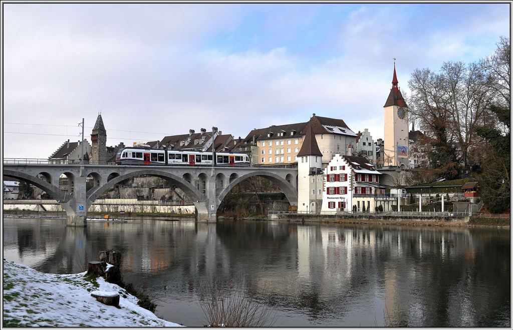 BDWM ABe 4/8  Diamant  von Stadler Rail auf der Reussbrcke in Bremgarten. (28.01.2012)