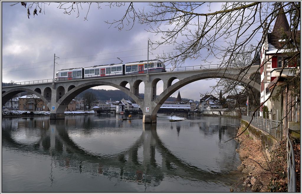 BDWM ABe 4/8  Diamant  von Stadler Rail auf der Reussbrcke in Bremgarten. (28.01.2012)