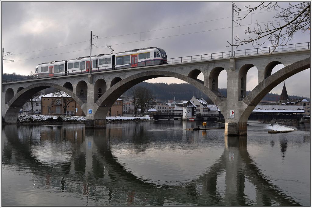 BDWM ABe 4/8  Diamant  von Stadler Rail auf der Reussbrcke in Bremgarten. (28.01.2012)