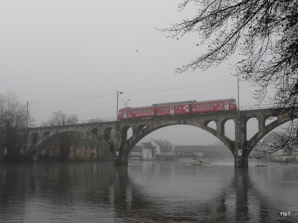BD/WM - Regio mit dem Triebwagen  BDe 8/8 8 unterwegs nach Dietikon  auf der Brcke ber die Reuss in Bremgarten/AG bei unfreuntlichem Nebelwetter am 20.11.2009
