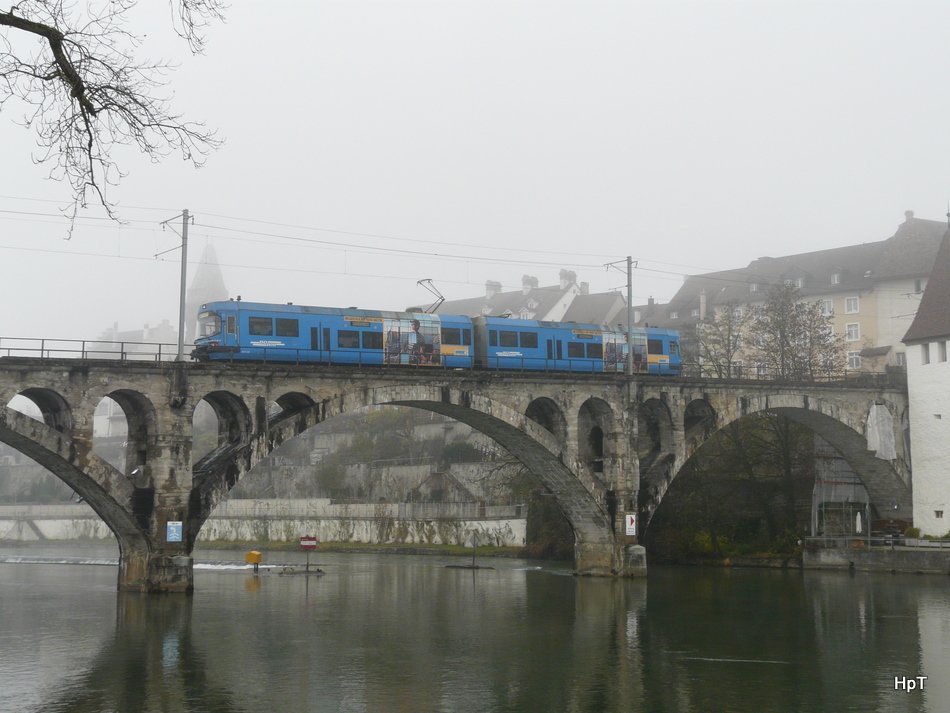 BD/WM - Regio mit dem Triebwagen  Be 4/8 24 unterwegs nach Dietikon auf der Brcke ber die Reuss in Bremgarten/AG bei unfreuntlichem Nebelwetter am 20.11.2009