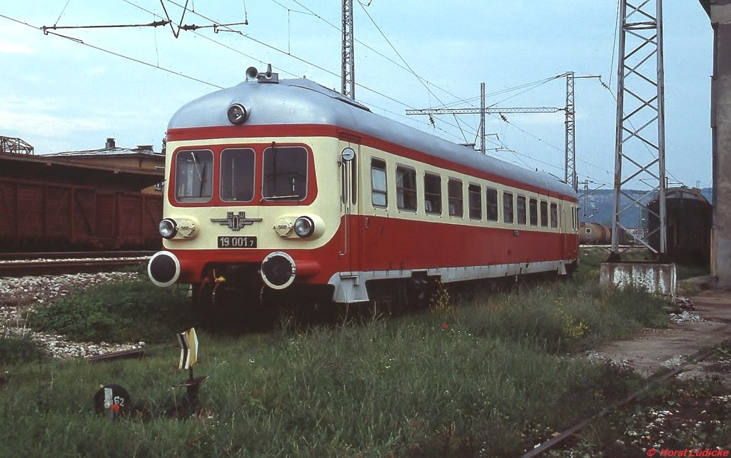 BDZ 19 001 7 im Juni 2003 im Depot Cherven Brjag. Der Salontriebwagen wurde 1960 von Simmering-Graz-Pauker gebaut und 1965 nach Bulgarien verkauft. Zwischen der ersten und zweiten Klasse befindet sich eine kleine Bar.