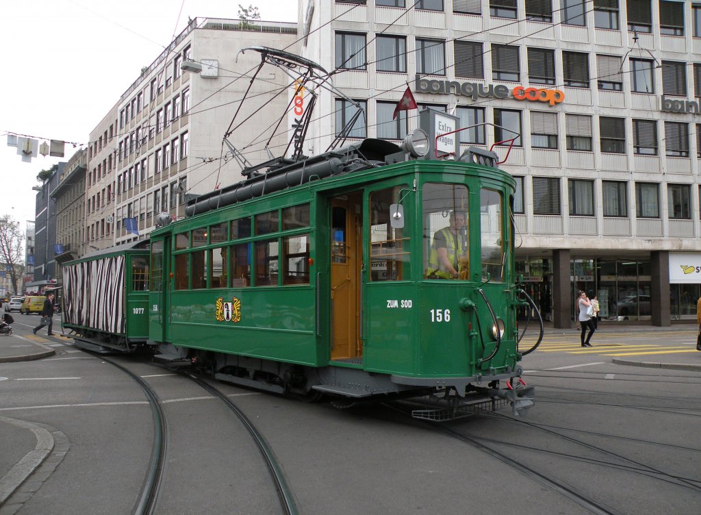 Be 2/2 156 und der Sommerwagen B 1077 auf dem Weg ins Depot Dreispitz. Die Aufnahme stammt vom 02.05.2013.