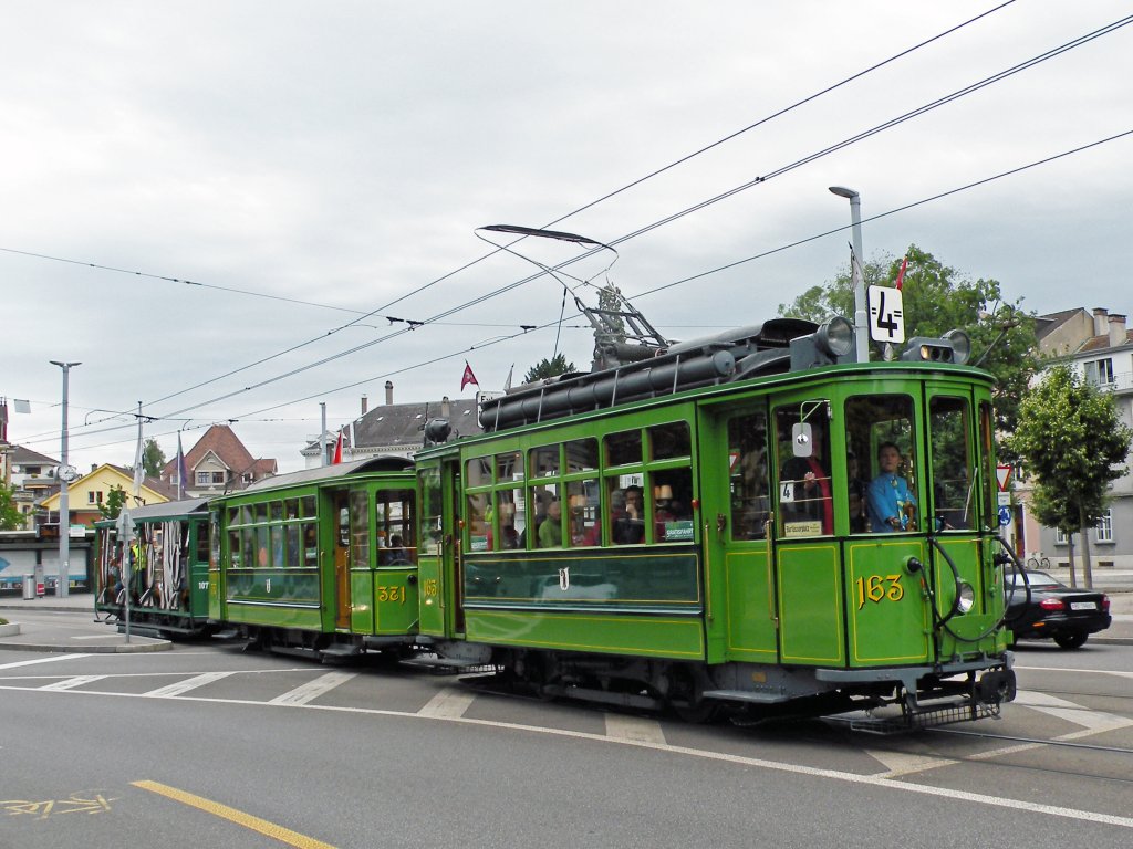 Be 2/2 163 und B2 371 und dem Sommeranhnger 1077 am Wettsteinplatz in Basel. Die Aufnhame stammt vom 18.06.2011.
