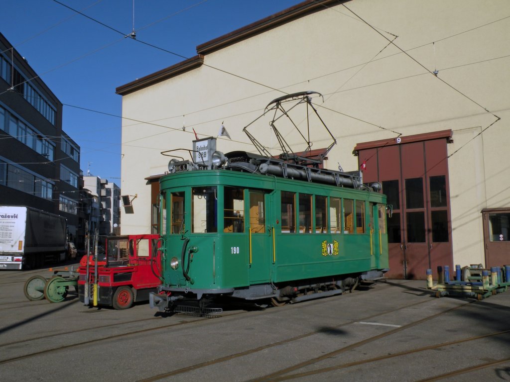 Be 2/2 190 steht auf dem Hof der Haupterkstatt der BVB. Die Aufnahne stammt vom 07.02.2011.