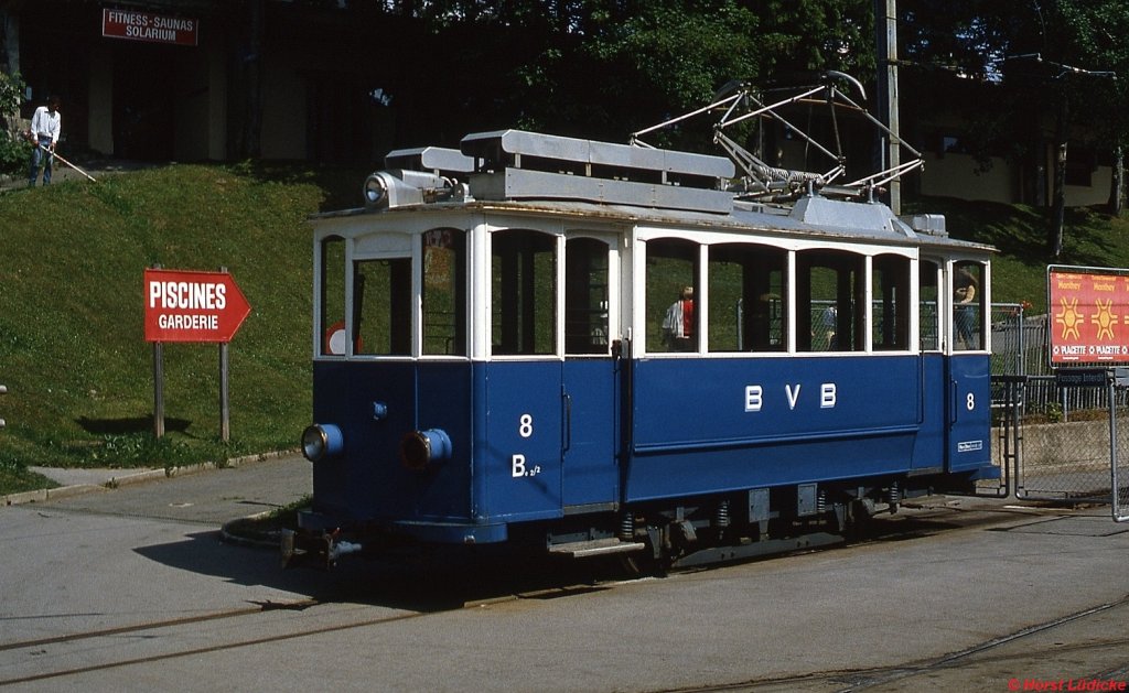 Be 2/2 8 (ex Zürich) der BVB (Bex-Villars-Bretaye-Bahn, heute Transport Publics du Chablais) in tadellosem Zustand in Bevieux (Juli 1983)