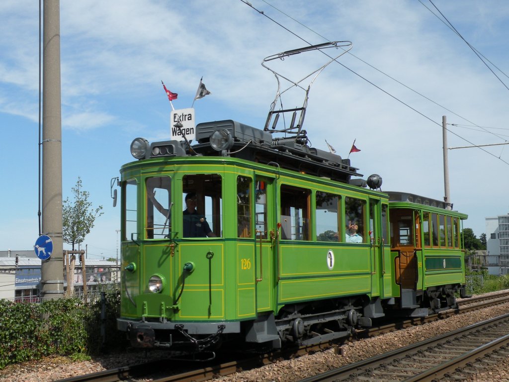 Be 2/2 mit der Betriebsnummer 126 und der B2 309 auf einer Extrafahrt. Der Be 2/2 wurde am 17.02.1908 in Betrieb genommen. Die Aufnahme stammt vom 02.06.2012.

