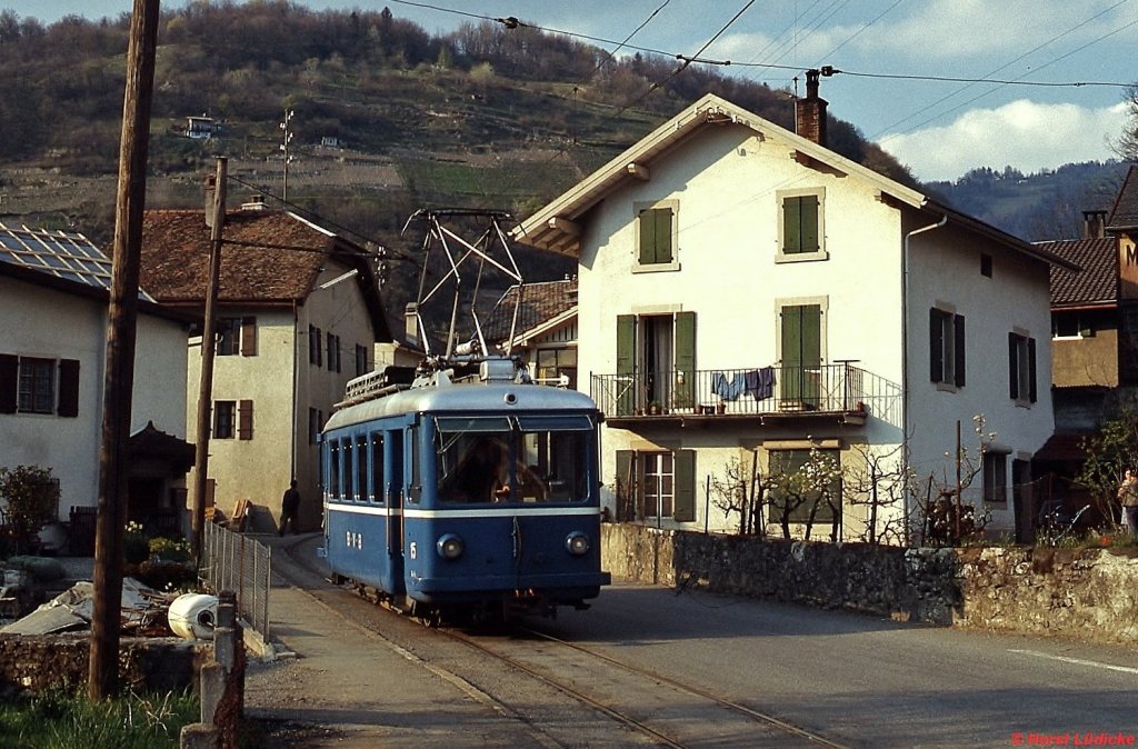 Be 2/3 15 der BVB ist im Mai 1980 in Bex unterwegs