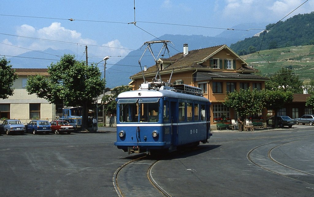 Be 2/3 15 der BVB wartet vor dem Bahnhof Bex im Mai 1980 auf seine nächsten Fahrgäste. Im Hintergrund ist Te 2/2 42 zu sehen