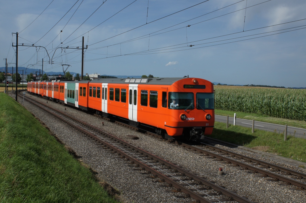 Be 4/12 51 und Be 4/8 42 befinden sich am 18.7.12 zwischen Jegenstorf und Urtenen.