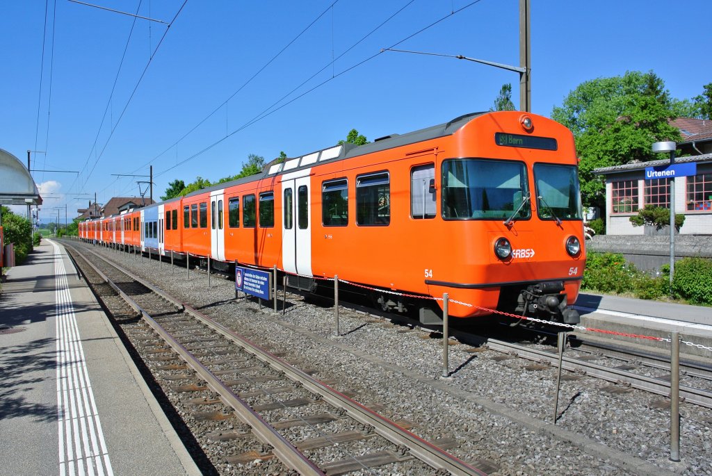 Be 4/12 Nr. 54 und Be 4/8 Nr. 45 als S8 2166 beim Wenden in Urtenen. Schon bald sind die Mandarinli auf der S 8 nur noch Geschichte, sowie auch die Be 4/8, 06.06.2013.

