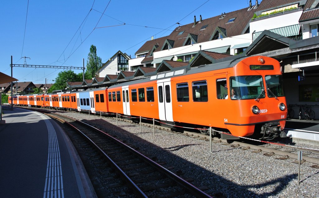 Be 4/12 Nr. 54 und Be 4/8 Nr. 45 als S8 2182 beim Zwischenhalt in Schnbhl, 06.06.2013.