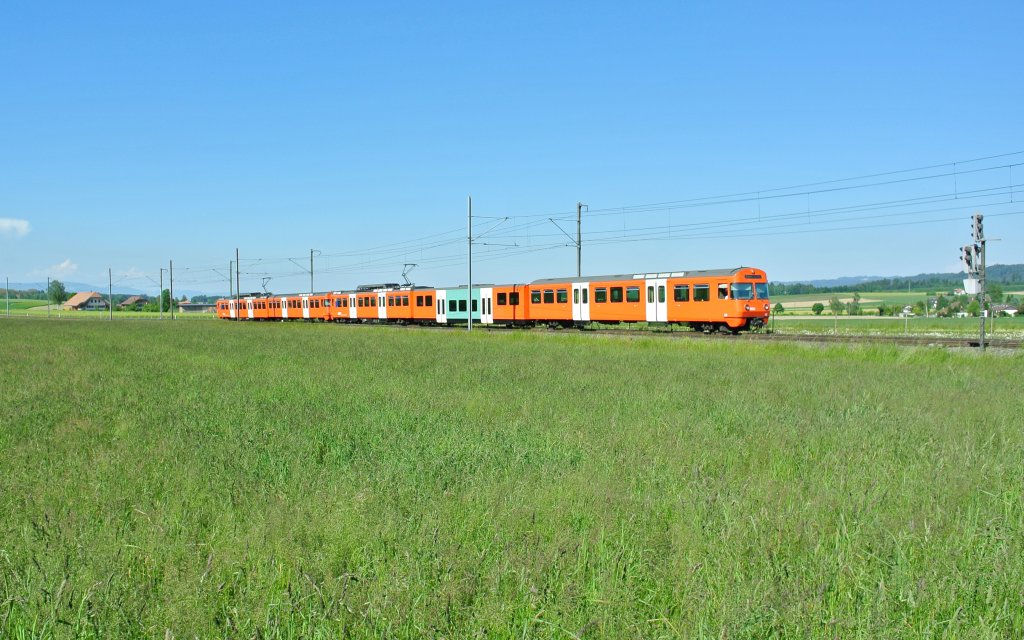 Be 4/12 Nr. 56 und Be 4/8 Nr. 42 als S8 2170 bei Urtenen, 06.06.2013.

