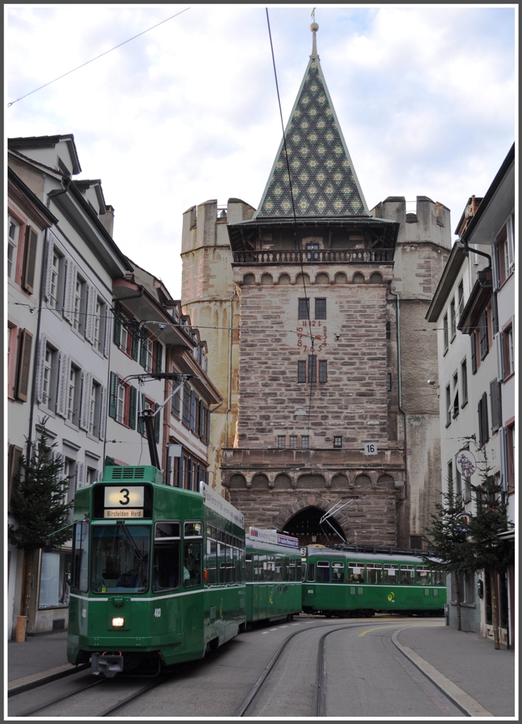 Be 4/4 + B4 + Be 4/4 beim Spalentor. (20.11.2011)