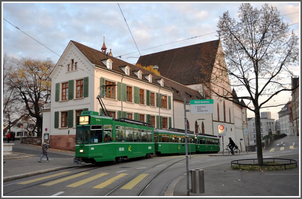 Be 4/4 + B4 + Be 4/4 der Linie 3 bei der Haltestelle Musik Akademie. (20.11.2011)