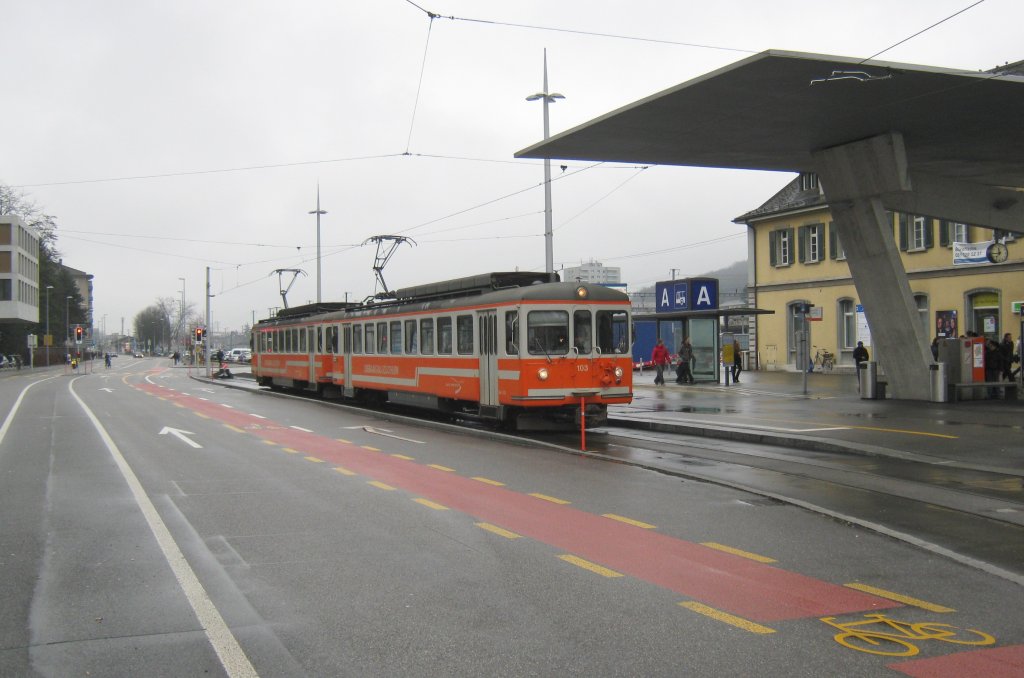 Be 4/4 103+303 in Solothurn auf dem Bahnhofplatz, 25.01.2012.