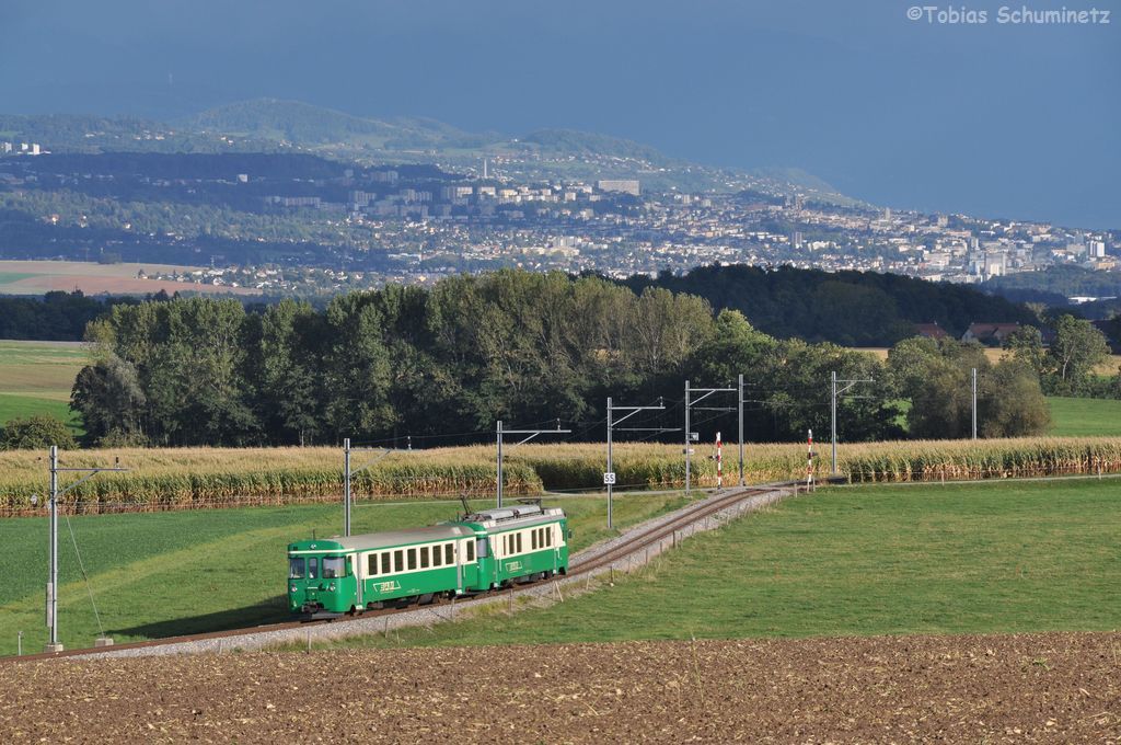 Be 4/4 12 + Bt 54 als R31 beim Hp Mauraz am 24.09.2012. Im Hintergrund ist Lausanne zu erkennen.