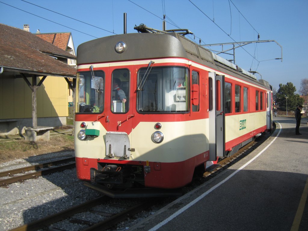 Be 4/4 15 (ex. Travys, Chemin de fer Yverdon–Ste-Croix (YSteC)) mit dem Bt 54 als Regio Apples-L'Isle-Mont-la-Ville in Apples, 18.01.2012.