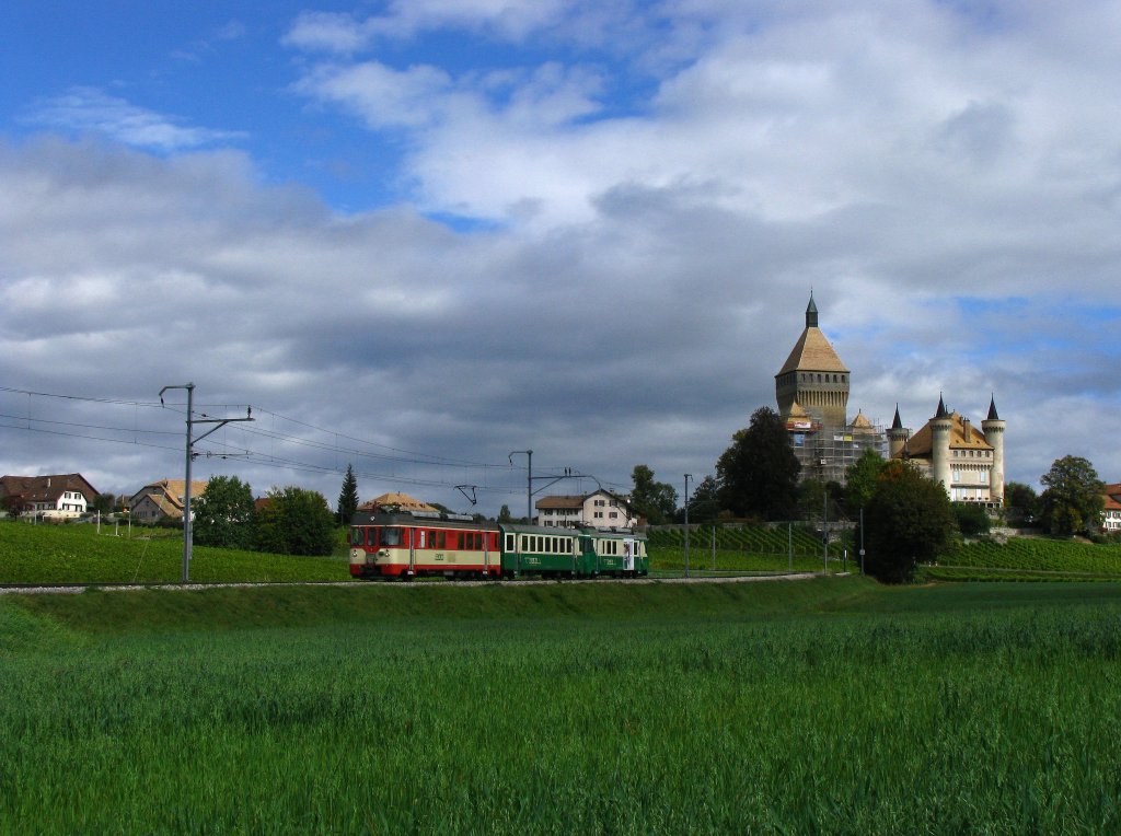 Be 4/4 15 (orange-crme) mit Bt und Be 4/4 11 (grn-crme) als R 117 (Bire-Morges) vor dem Chteau de Vufflens.
Die Strecke der BAM fhrt auf grossen Strecken durch das Weinbaugebiet  La Cte . Auf ihr wird auch betrchtlicher Rollschemelgterverkehr abgewickelt. Einer der wichtigeren Kunden ist dabei die Schweizerische Armee, die in Bire eine Kaserne mit Ausbildungszentrum betreibt. 