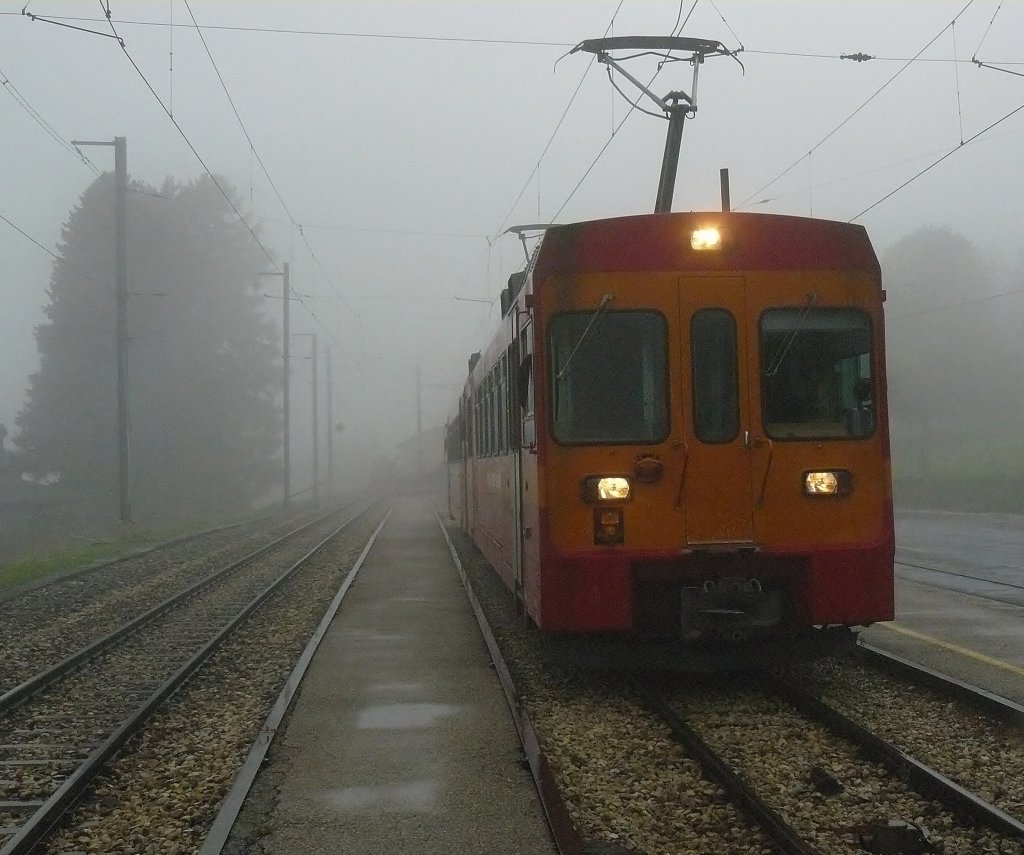 Be 4/4 201 steht im kleinen Bahnhof Arzier auf der Bahnlinie Nyon-Saint Cergue. Von Sonne in Sdfrankreich verwhnt sind die 8C, Regen, und Nebel mit einer Sicht von vielleicht nur 50m eine absolut neue Erfahrung im Urlaub. (4.9.2011)
