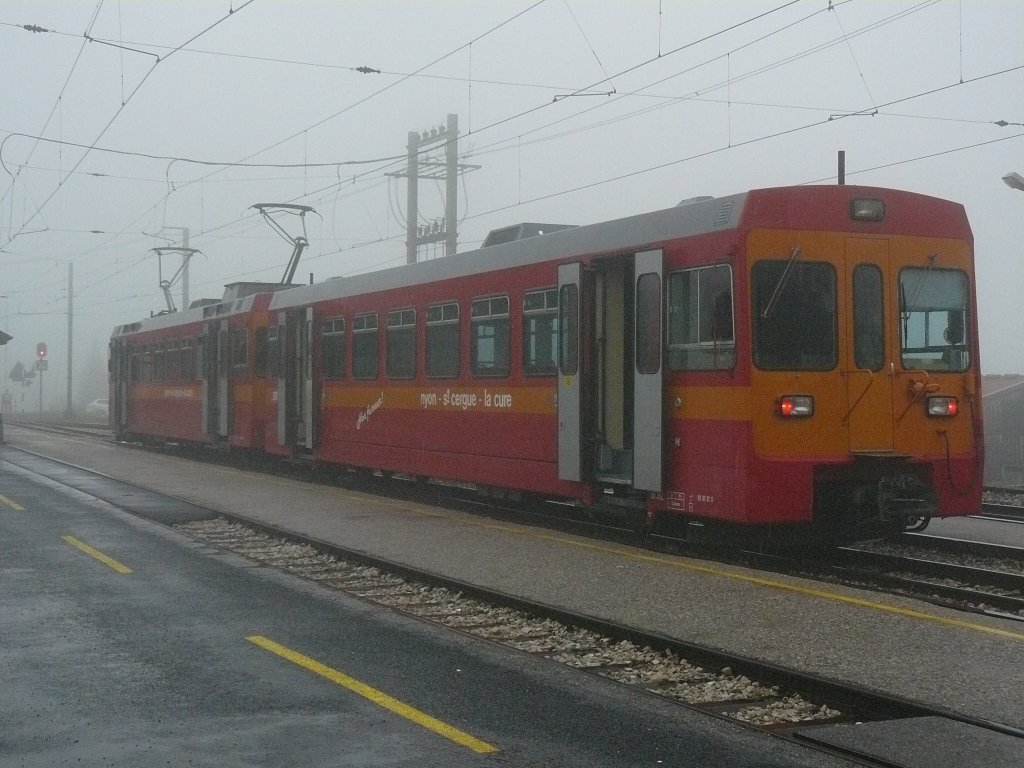 Be 4/4 201 steht im kleinen Bahnhof Arzier auf der Bahnlinie Nyon-Saint Cergue. (4.9.2011)