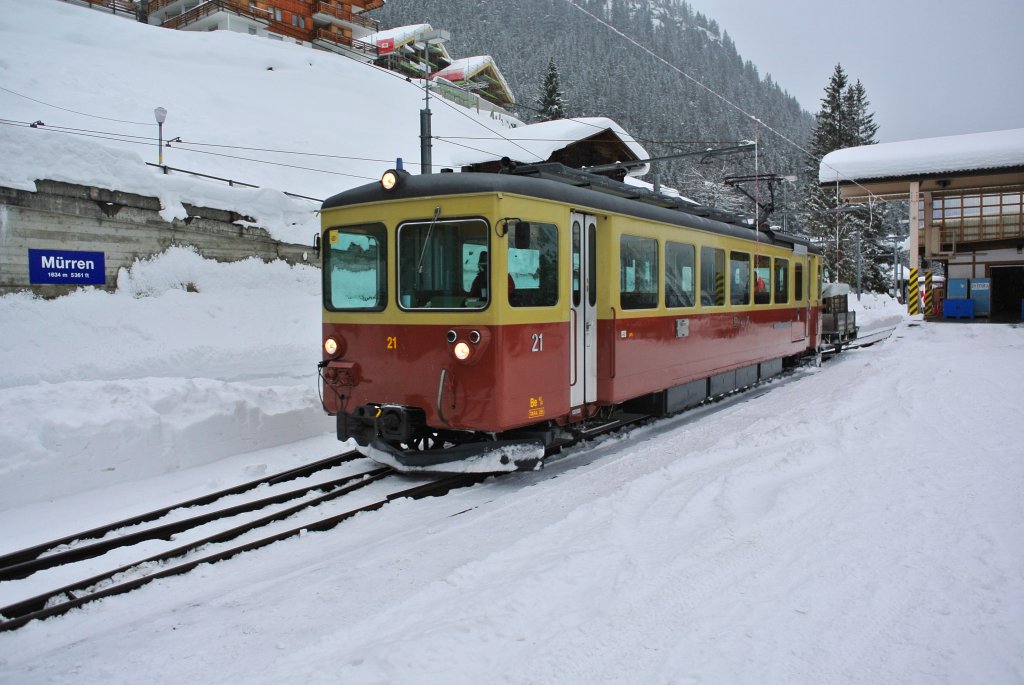 Be 4/4 21 beim Rangieren in Grtschalp. Soeben wurden zwei Khe, bzw. Klber, auf den Vorstellwagen verladen, 17.12.2012.