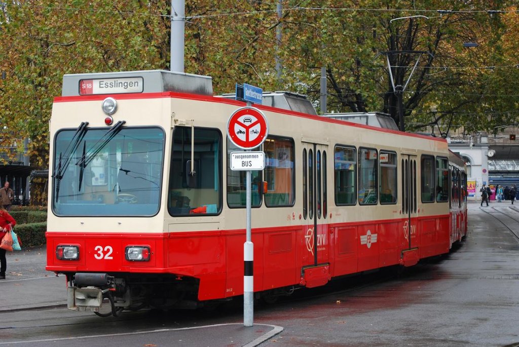 Be 4/4 32 der meterspurigen Forchbahn wartet am 16.11.09 vor dem Bahnhof Stadelhofen auf Straenbahngleisen als S18 auf Passagiere Richtung Esslingen. Die Triebwgen der Forchbahn fahren auf der eigenen Strecke mit 1200V und auf den Gleisen der Zrcher Straenbahn mit 600V.