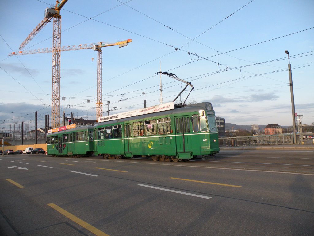 Be 4/4 461 und der B 1469 S auf der Linie 15 berqueren in der Abenmdsonne die Mnchensteinerbrcke Richtung Haltestelle Heiliggeistkirche. Die Aufnahme stammt vom 21.03.2013. 