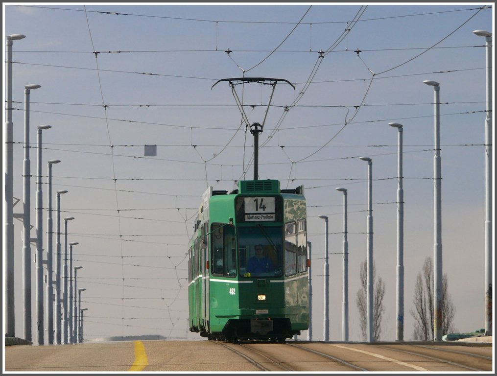 Be 4/4 482 auf der Dreirosenbrcke in Basel. (01.03.2010)