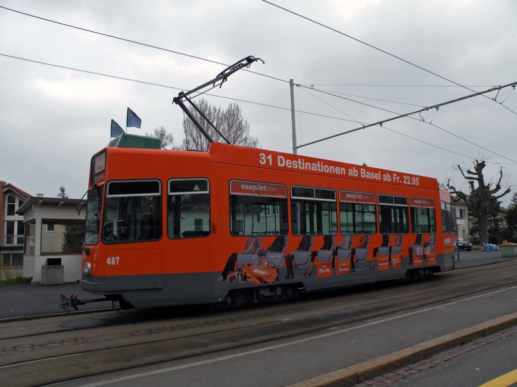 Be 4/4 487 mit der Vollwerbung fr die Billig-Fluggesellschaft Easy Jet, mit der Fahrschule auf dem Bruderholz. Die Aufnahme stammt vom 18.03.2011.