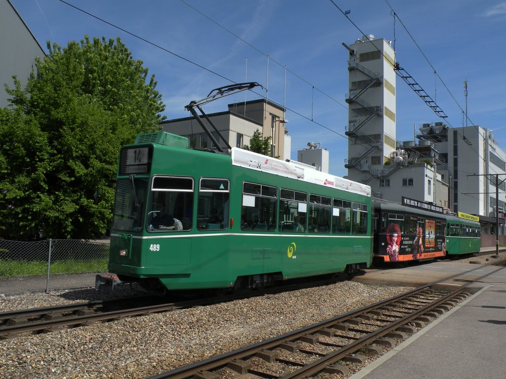 Be 4/4 489 und der B4S 1491 mit der Vollwerbung fr das Musical WE WILL ROCK YOU fhrt zur Haltestelle Lachmatt. Die Aufnahme stammt vom 10.05.2012.