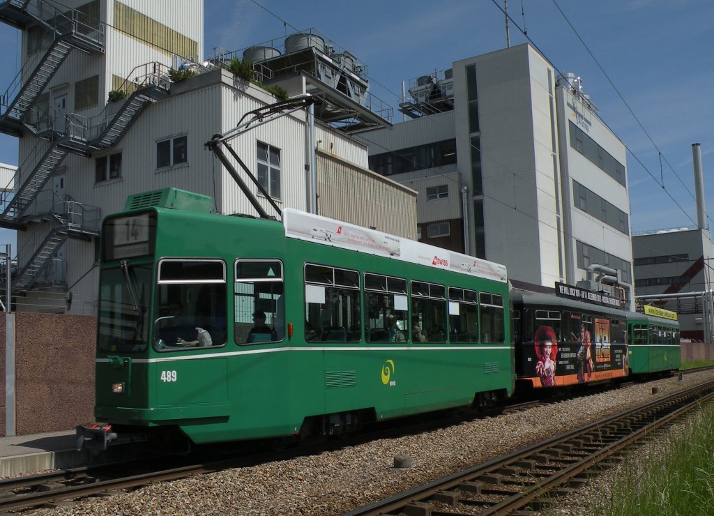 Be 4/4 489 und der B4S 1491 mit der Vollwerbung fr das Musical WE WILL ROCK YOU fhrt zur Haltestelle Ksteli. Die Aufnahme stammt vom 10.05.2012.