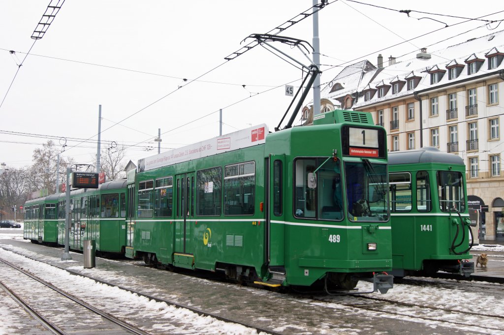 Be 4/4 489 mit seinen Anhngern 1503 und 1434 wartet am Bad. Bahnhof seine Abfahrtszeit ab. Die Aufnahme stammt vom 13.01.2010.