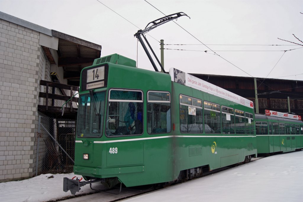 Be 4/4 489 steht in der Schaufe in Pratteln. Die Aufnahme stammt vom 13.01.2010.