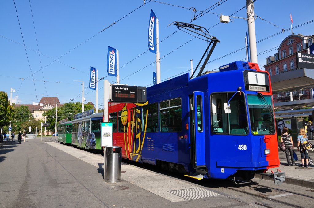 Be 4/4 490 in den FCB Farben, der B4S 1480 mit der VW Werbung und der B4 1459 am Bahnhof SBB auf der Linie 1. Die Aufnahme stammt vom 25.09.2011.