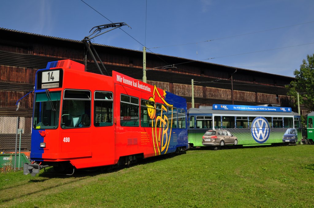 Be 4/4 490 in den FCB Farben, der B4S 1480 mit der VW Werbung und der B4 1459 in der Schlaufe in Pratteln auf der Linie 14. Die Aufnahme stammt vom 25.09.2011.