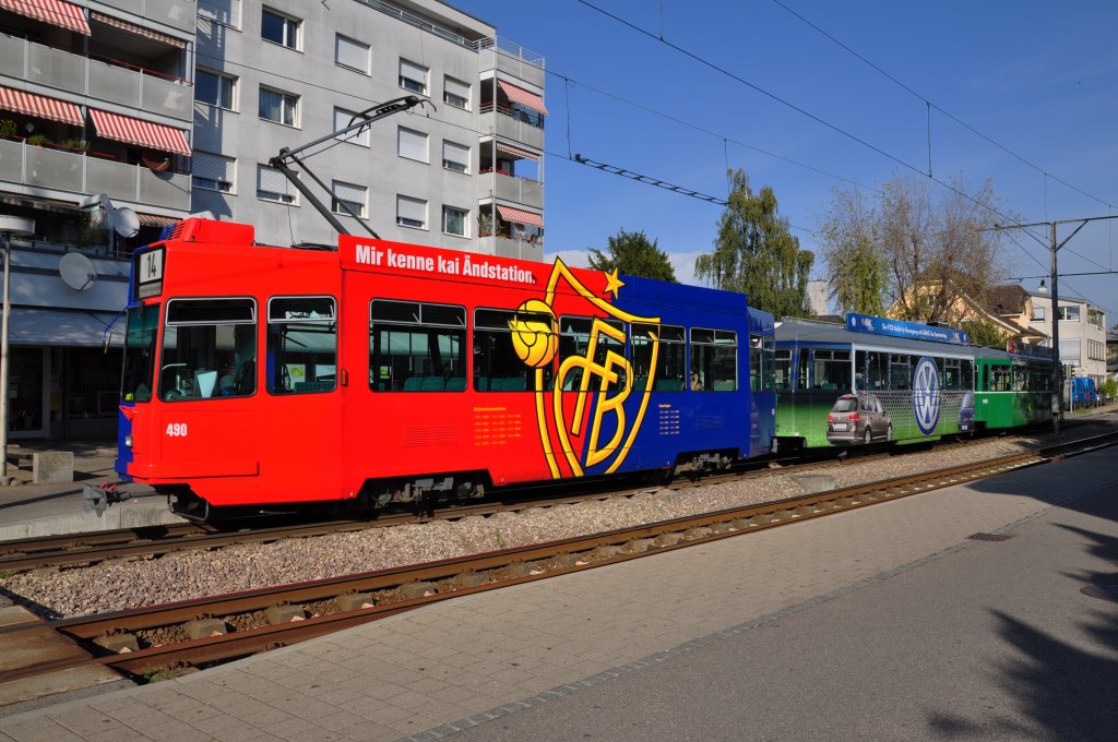 Be 4/4 490 in den FCB Farben, der B4S 1480 mit der VW Werbung und der B4 1459 an der Abfahrtshaltestelle auf der Linie 14 in Pratteln. Die Aufnahme stammt vom 25.09.2011.

