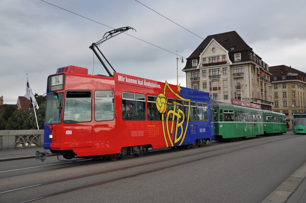 Be 4/4 490 im FCB Look und der B4S 1477 und der B4 1439 berqueren die Mittlere Rheinbrcke Richtung Haltestelle Schifflnde. Die Aufnahme stammt vom 13.08.2011.