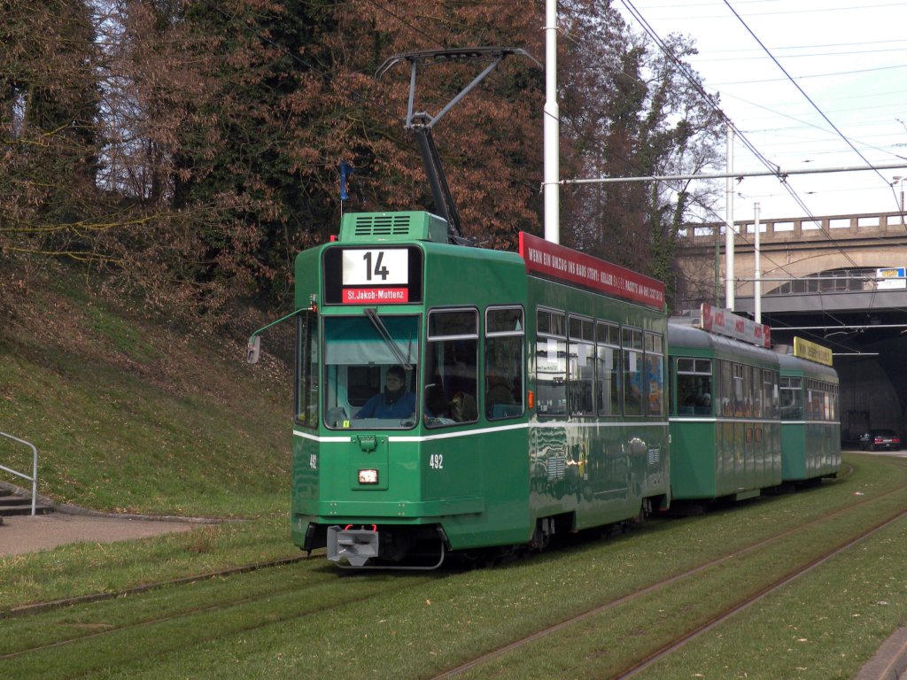 Be 4/4 492 mit den Anhngern 1503 und 1471 auf dem Weg Richtung Haltestelle St. Jakob. Die Aufnahme stammt vom 17.03.2010.