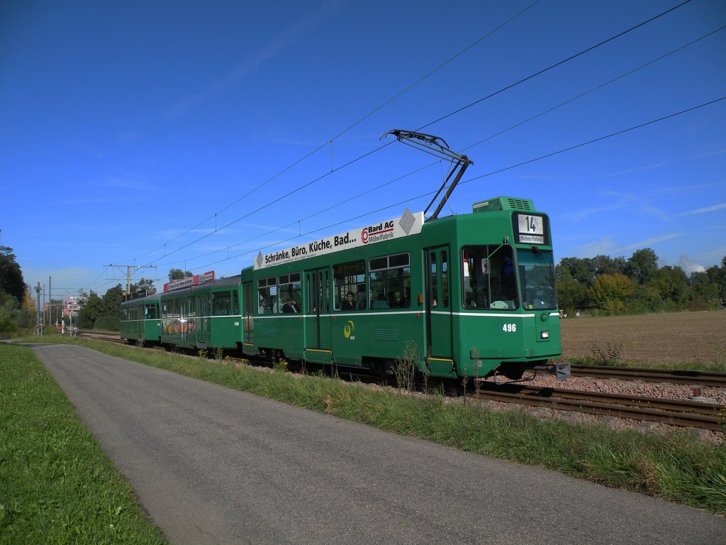 Be 4/4 496 mit dem B4S 1488 und dem B 1439 auf der Linie 14 in voller Fahrt Richtung Haltestelle Lachmatt. Die Aufnahme stammt vom 28.09.2012.