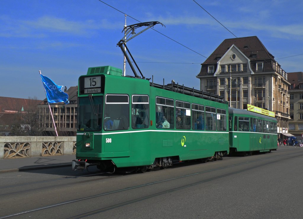 Be 4/4 500 und der B 1484 S auf der Linie 15 berquert die Mittlere Rheinbrcke Richtung Haltestelle Schifflnde. Die Aufnahme stammt vom 22.03.2013.