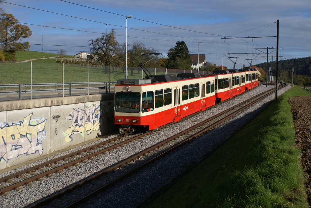 Be 4/4 51, Be 4/4 54 und Be 4/4 52 fahren am 28.10.10 von Neue Forch Richtung Maiacher.