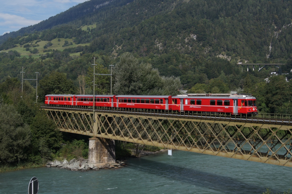 Be 4/4 513 berquert am 2.9.11 mit einer S 2 den Hinterrhein bei Reichenau-Tamins.