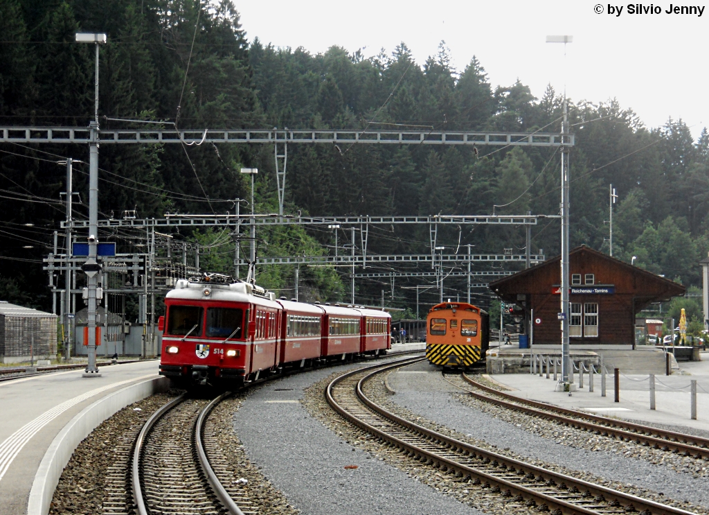 Be 4/4 514 verlsst am 6.8.2010 Reichenau-Tamins als S2 nach Chur.