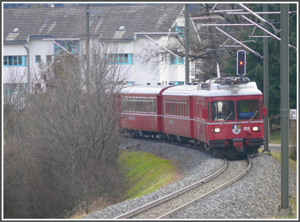 Be 4/4 515 kommt als S1 1516 bei Bonaduz um die Kurve. (08.12.2010)