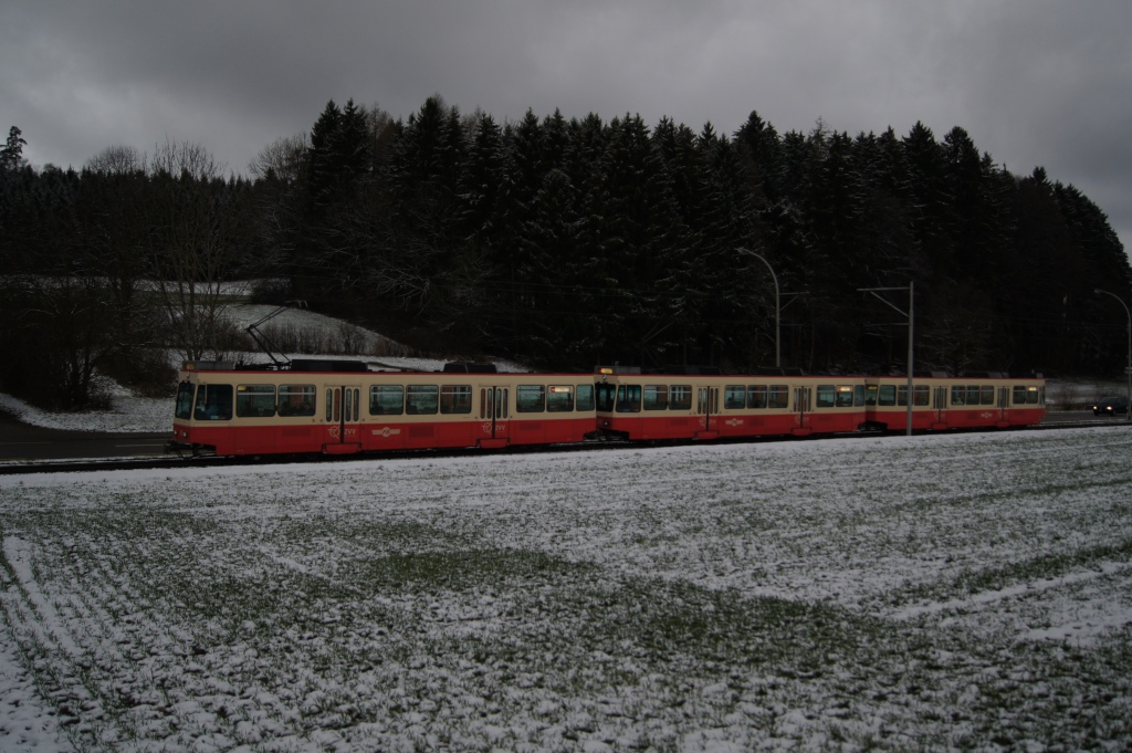 Be 4/4 55, Be 4/4 57 und Be 4/4 58 fahren am 11.12.11 von Zollikerberg Richtung Waltikon.