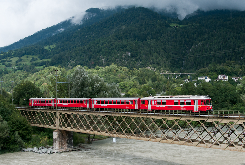 Be 4/4 am 8. August 2011 als S1 (Rhzns - Schiers) bei Reichenau-Tamins.