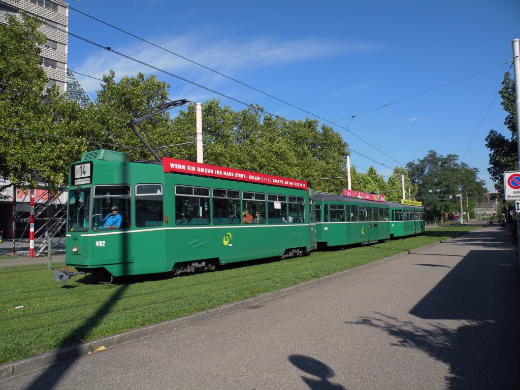 Be 4/4 mit der Betirebsnummer 492 fhrt von der Haltestelle Schnzli Richtung St. Jakob. Die Aufnahme stammt vom 03.09.2010.